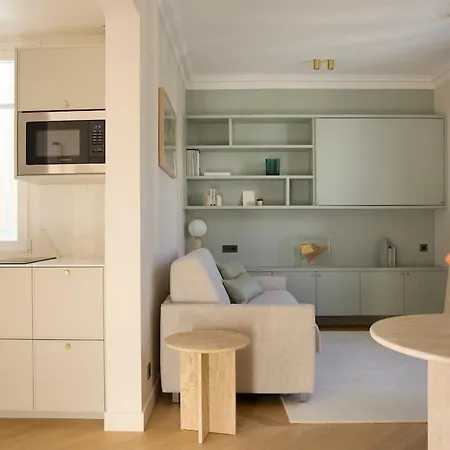 Apartamento After B00klng Need Scаn Qr-c0dе --overlook Arc De Triomphe